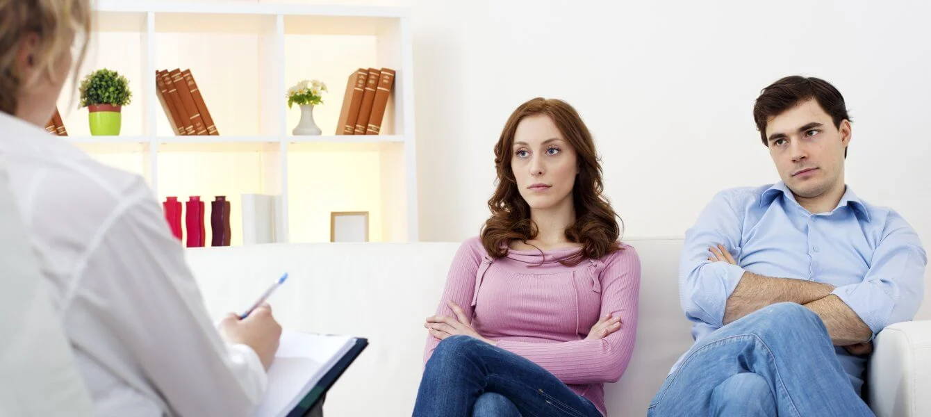 Couple en discussion calme